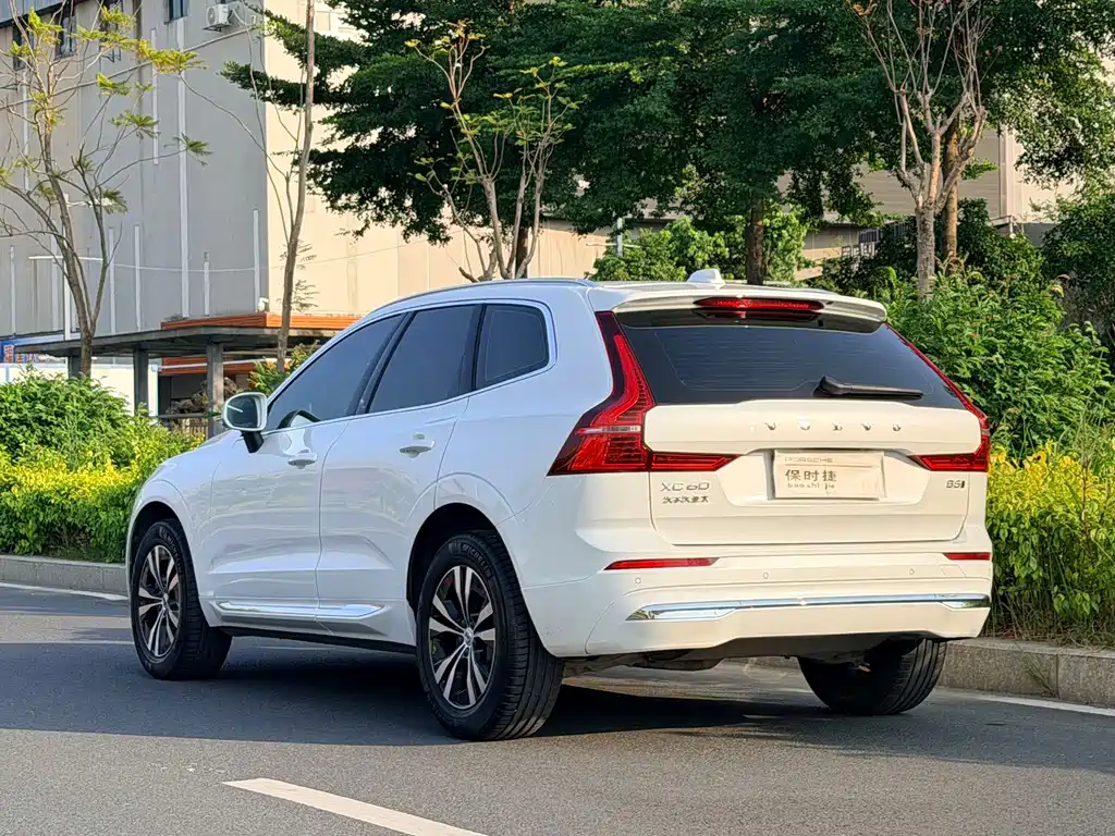 Volvo XC60 — фото 9