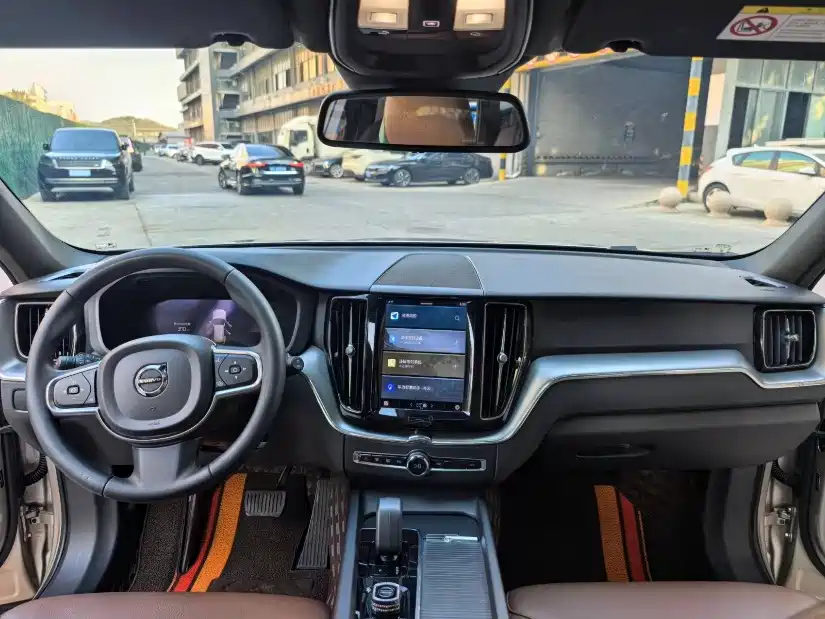 Volvo XC60 — фото 14