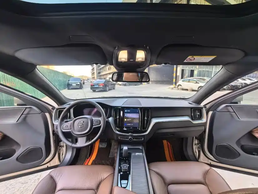 Volvo XC60 — фото 15