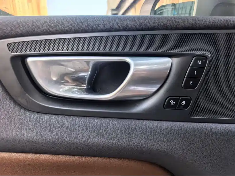 Volvo XC60 — фото 19
