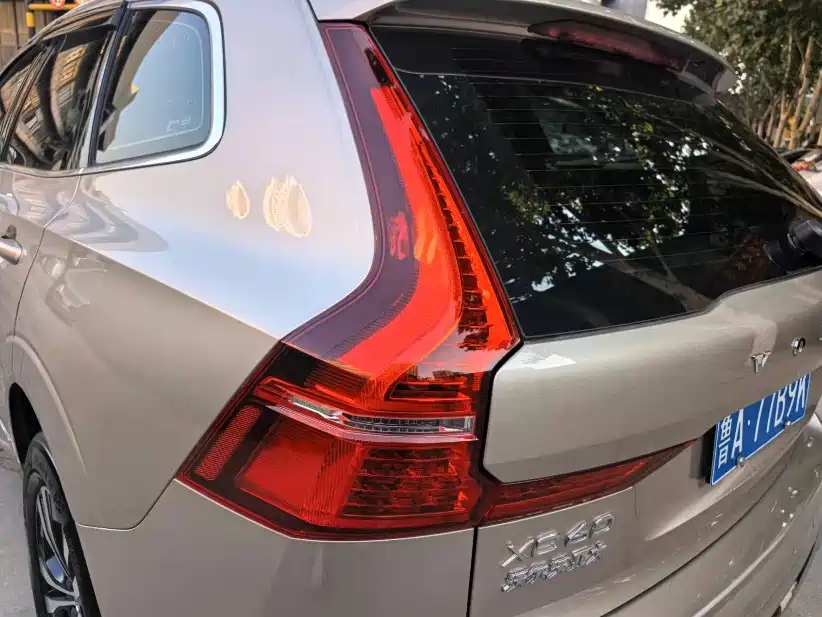 Volvo XC60 — фото 9