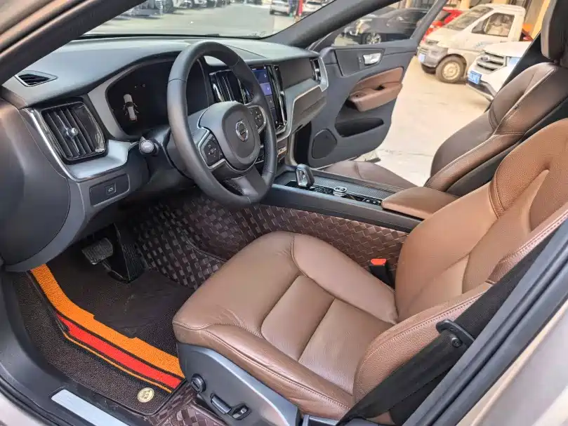 Volvo XC60 — фото 10