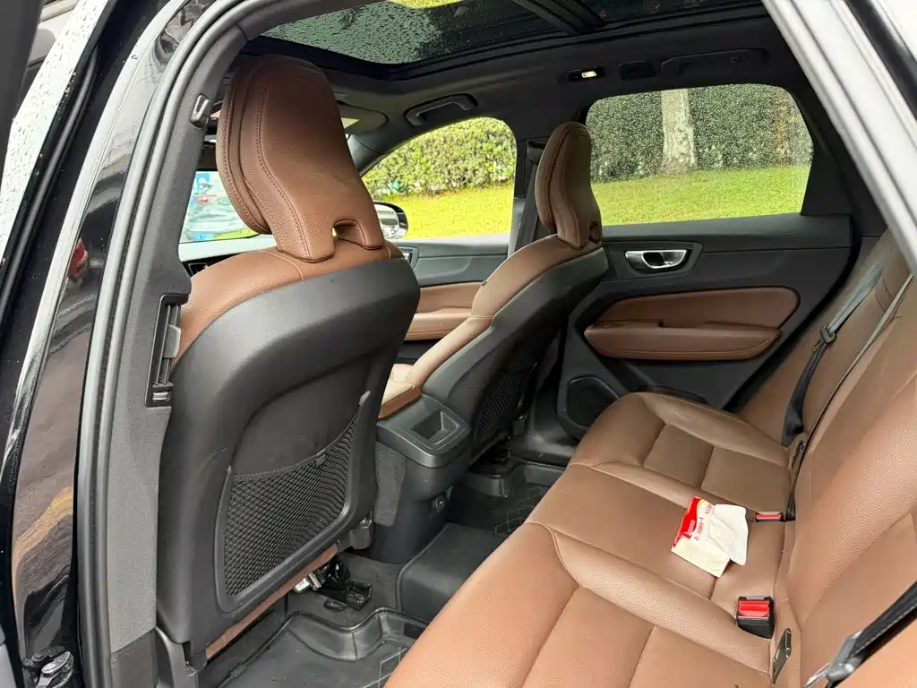 Volvo XC60 — фото 11
