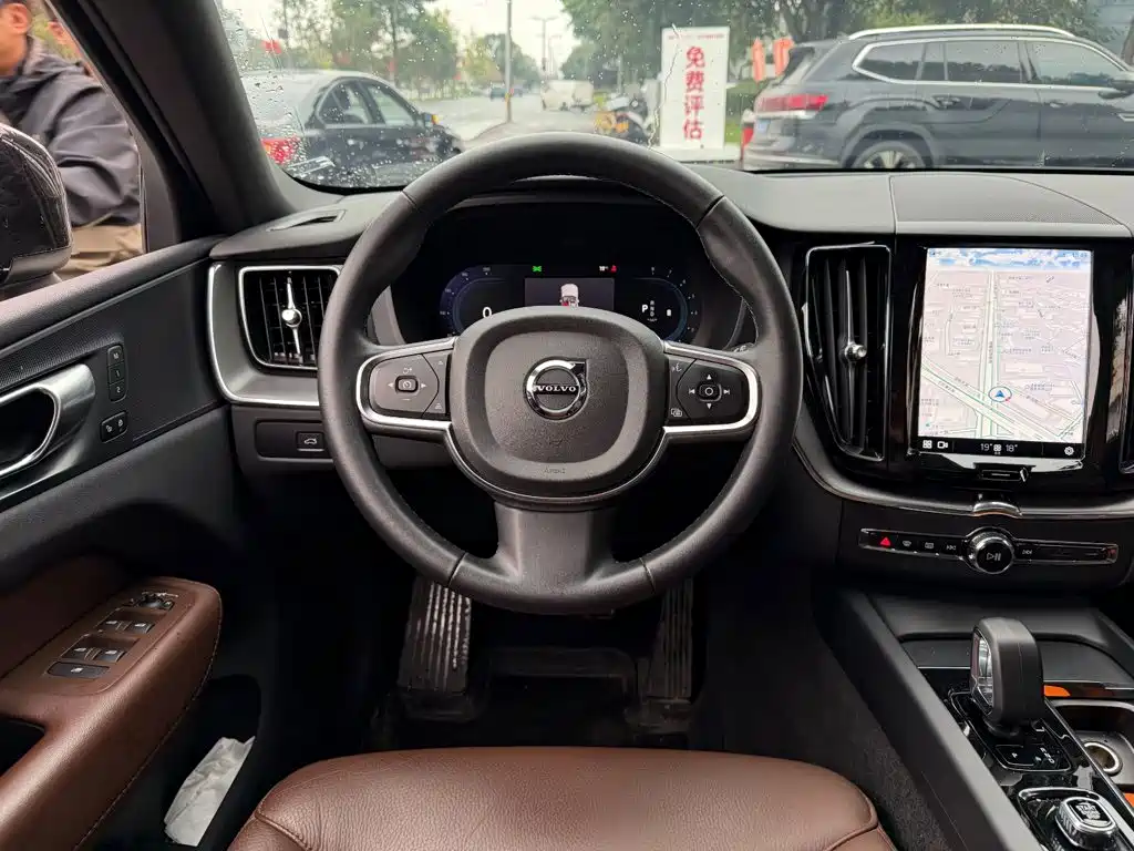 Volvo XC60 — фото 14