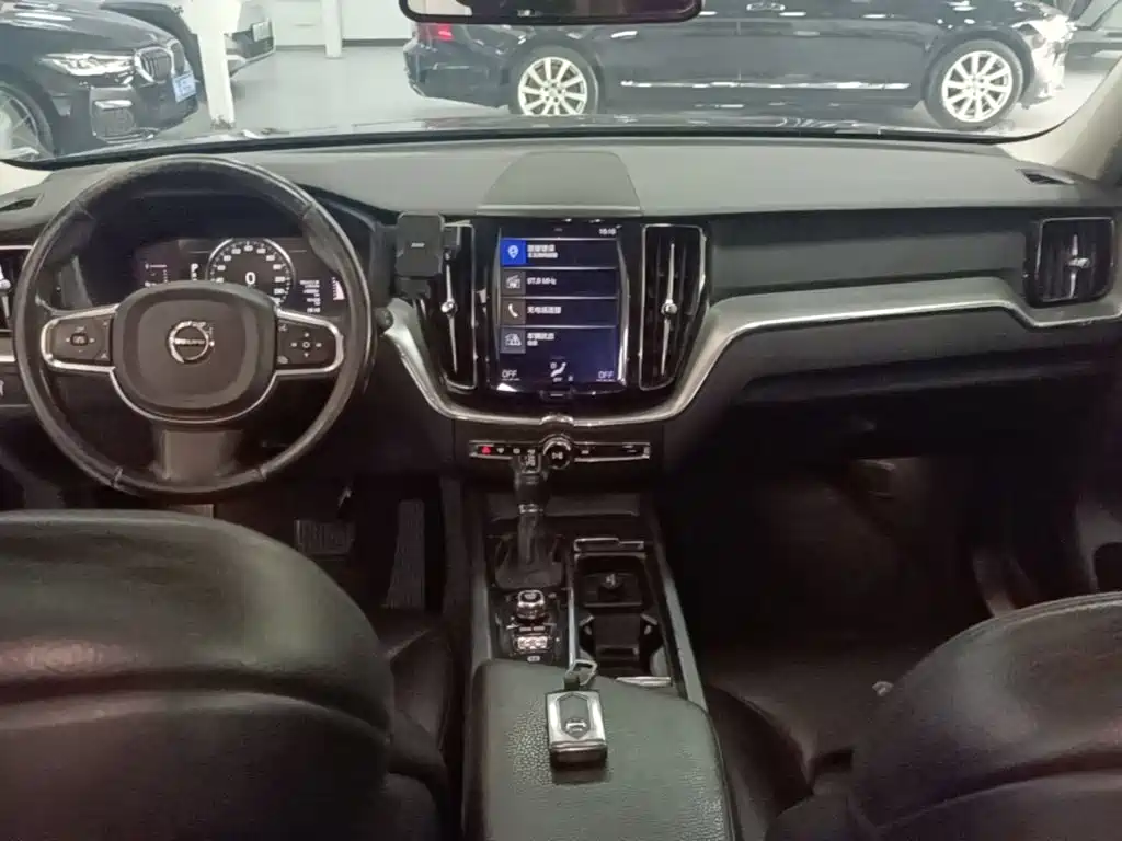 Volvo XC60 — фото 10
