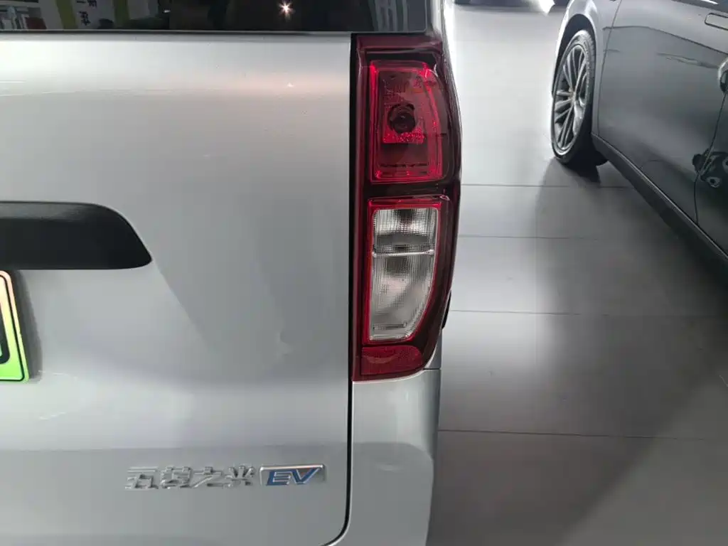 Wuling Zhiguang EV — фото 8