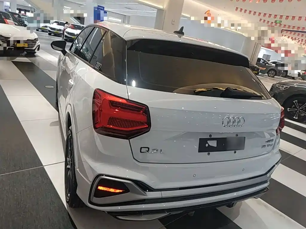 Audi Q2L — фото 5