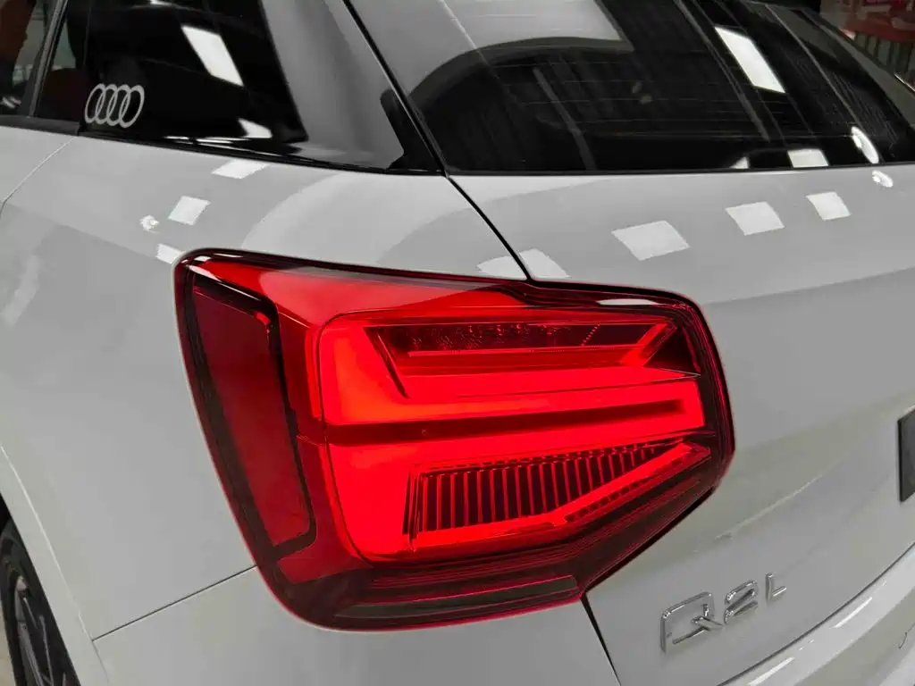 Audi Q2L — фото 22