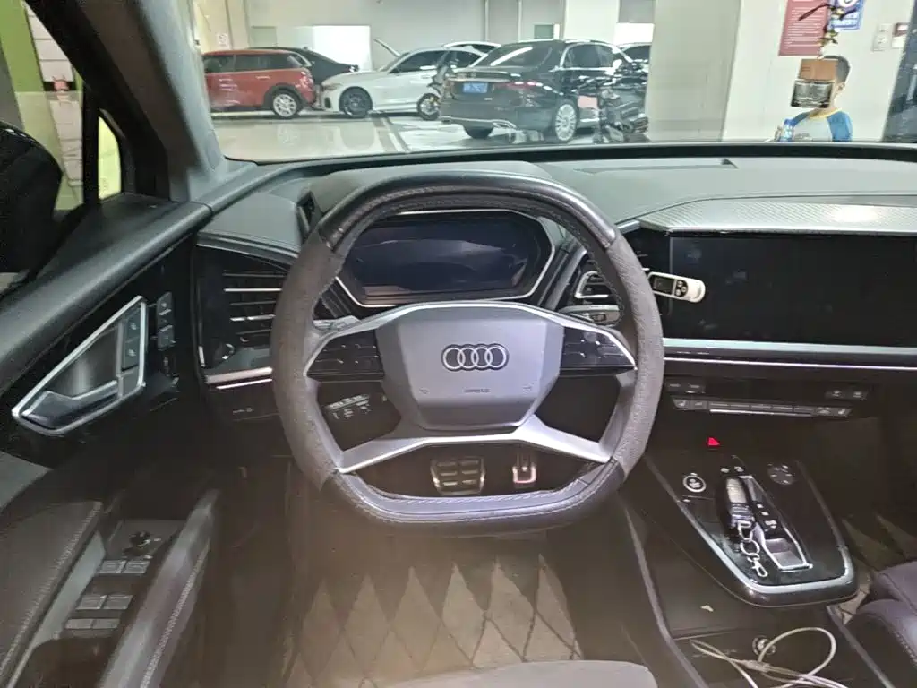 Audi Q4 e-tron — фото 11