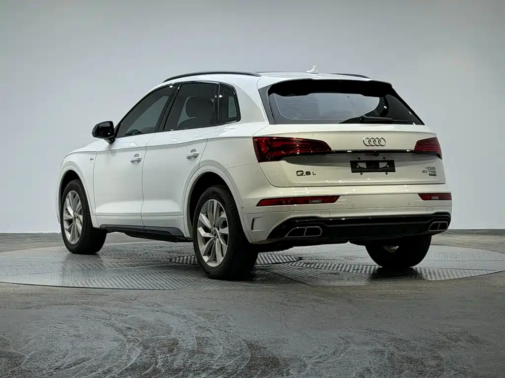 Audi Q5L — фото 5