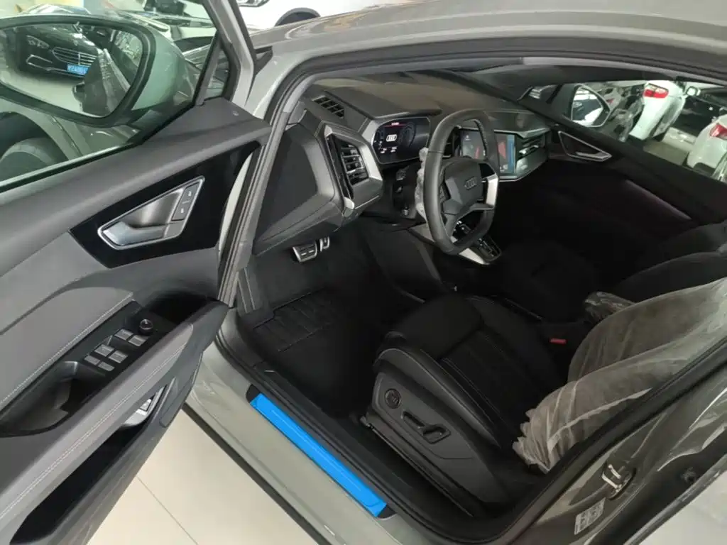 Audi Q4 e-tron — фото 15