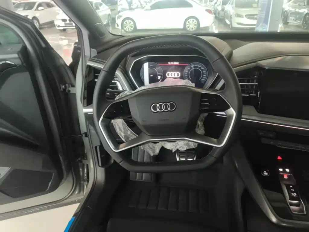 Audi Q4 e-tron — фото 10