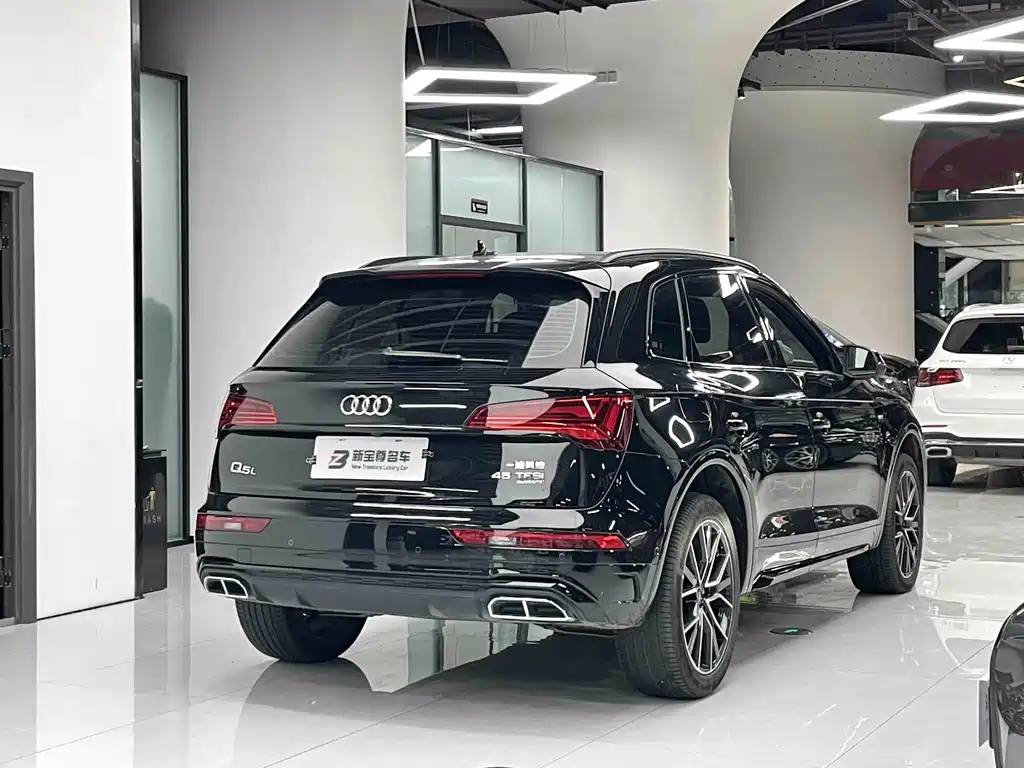 Audi Q5L — фото 13