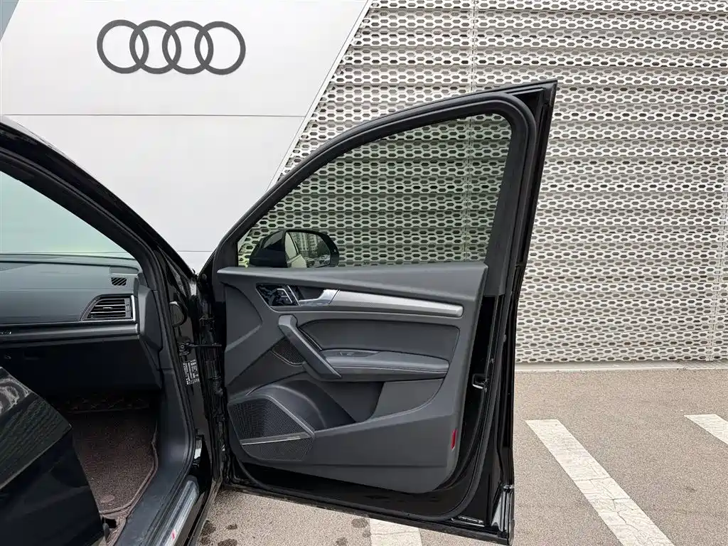 Audi Q5L — фото 14