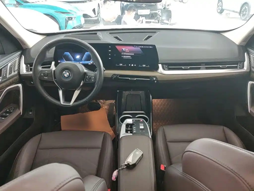 BMW iX1 — фото 10
