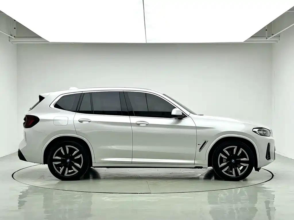 BMW iX3 — фото 3