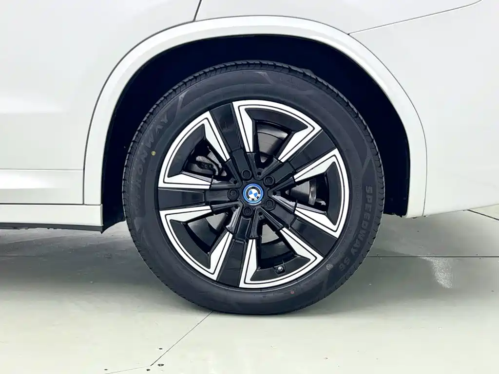 BMW iX3 — фото 8