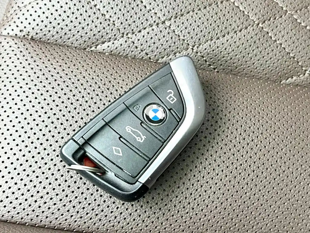 BMW iX3 — фото 10