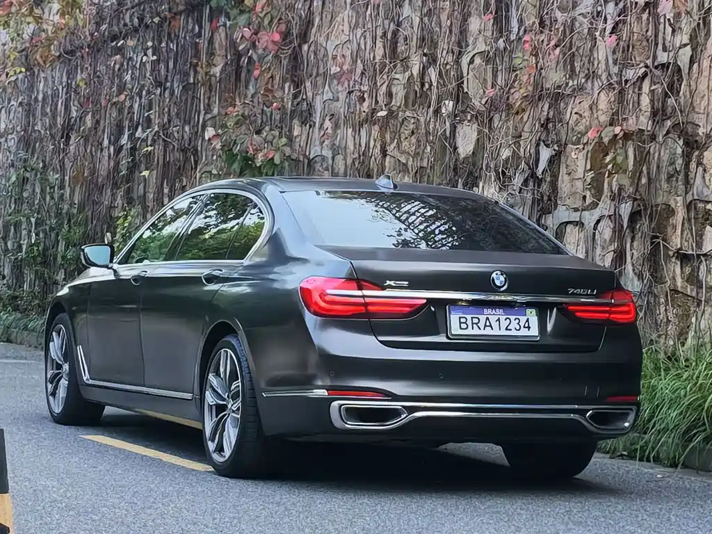 BMW 7 Series — фото 14