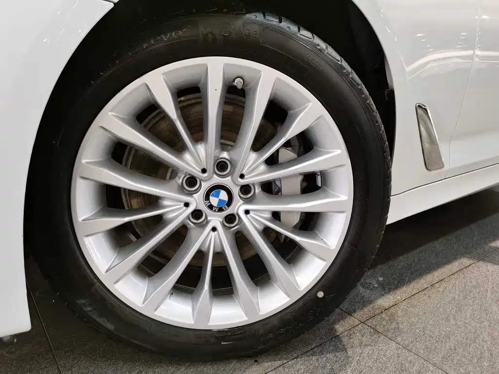 BMW 5 Series — фото 17