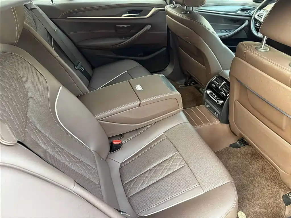 BMW 5 Series — фото 15