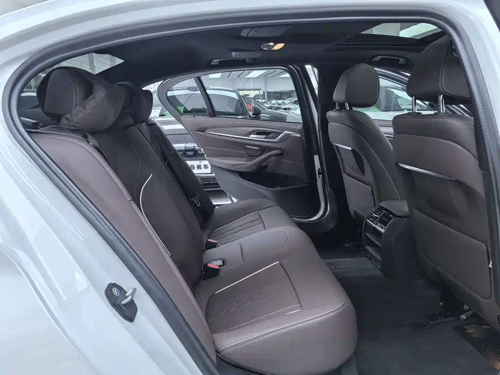 BMW 5 Series — фото 11