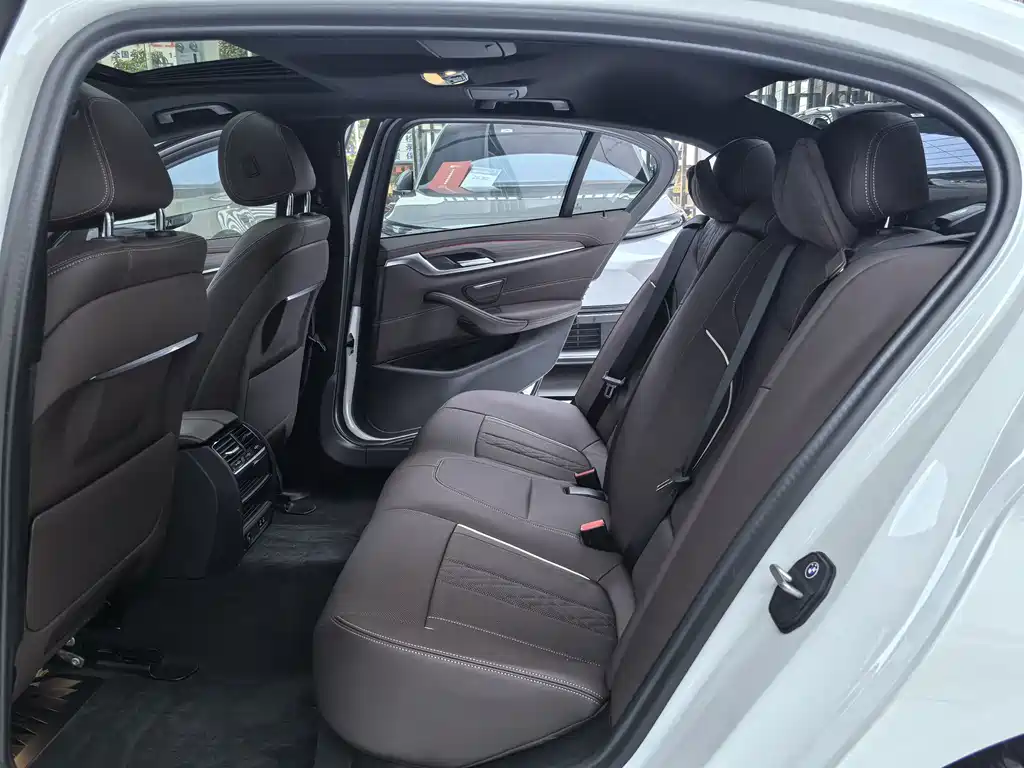 BMW 5 Series — фото 10