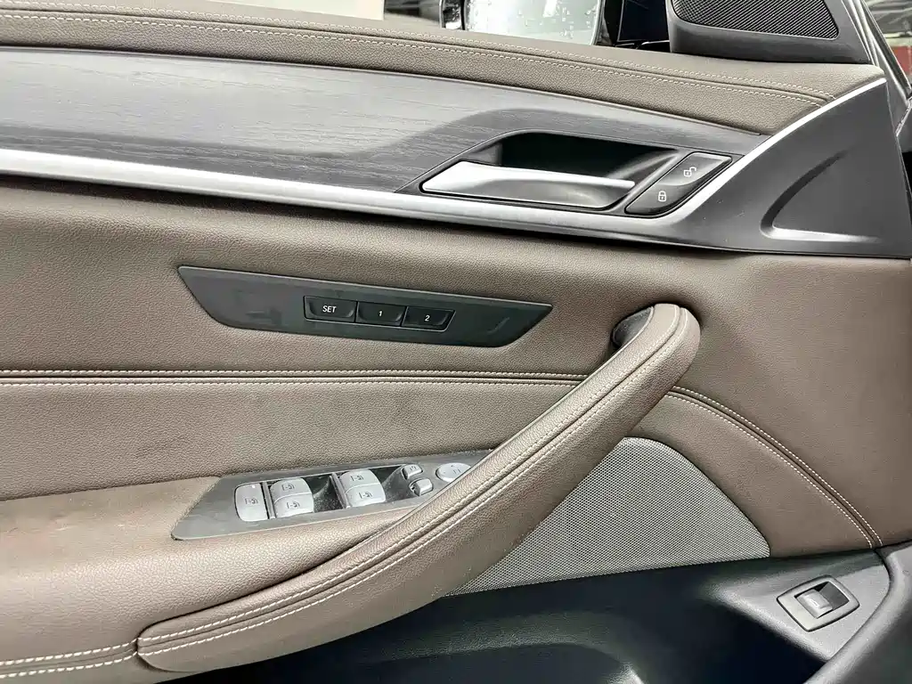 BMW 5 Series — фото 14