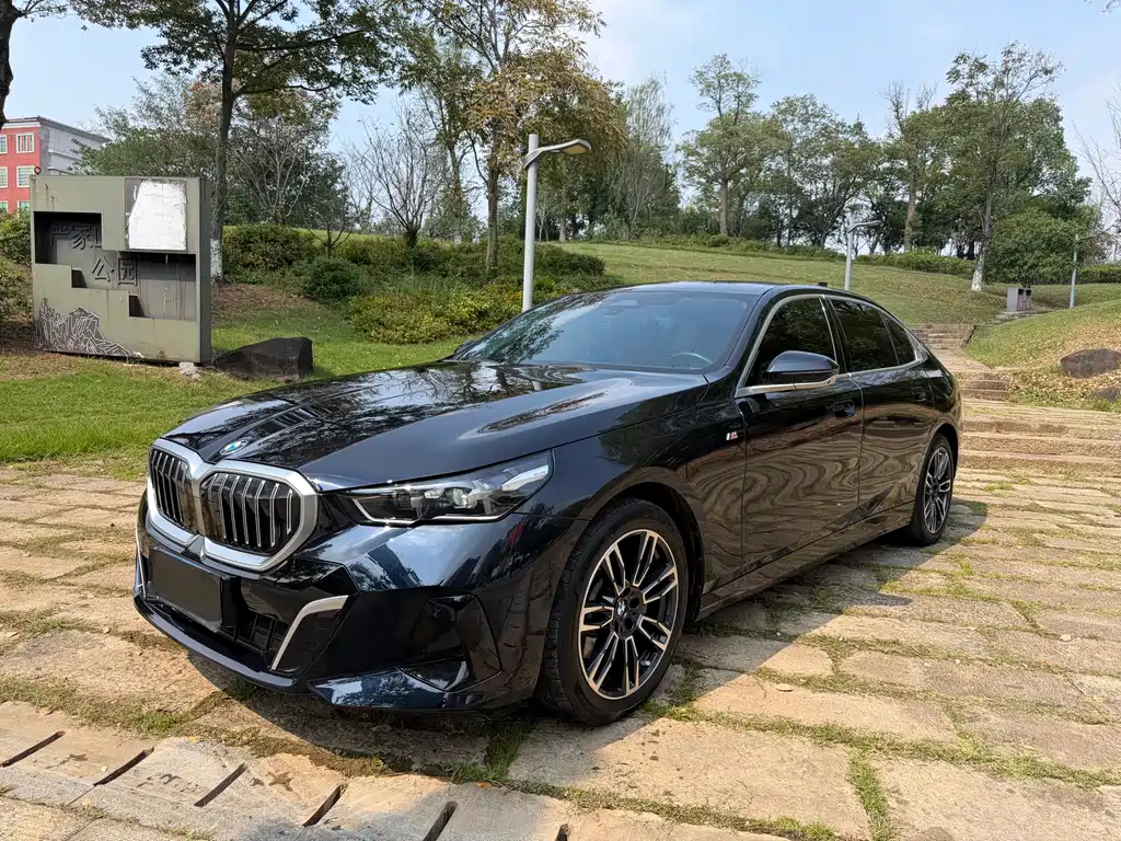 BMW 5 Series — фото 1