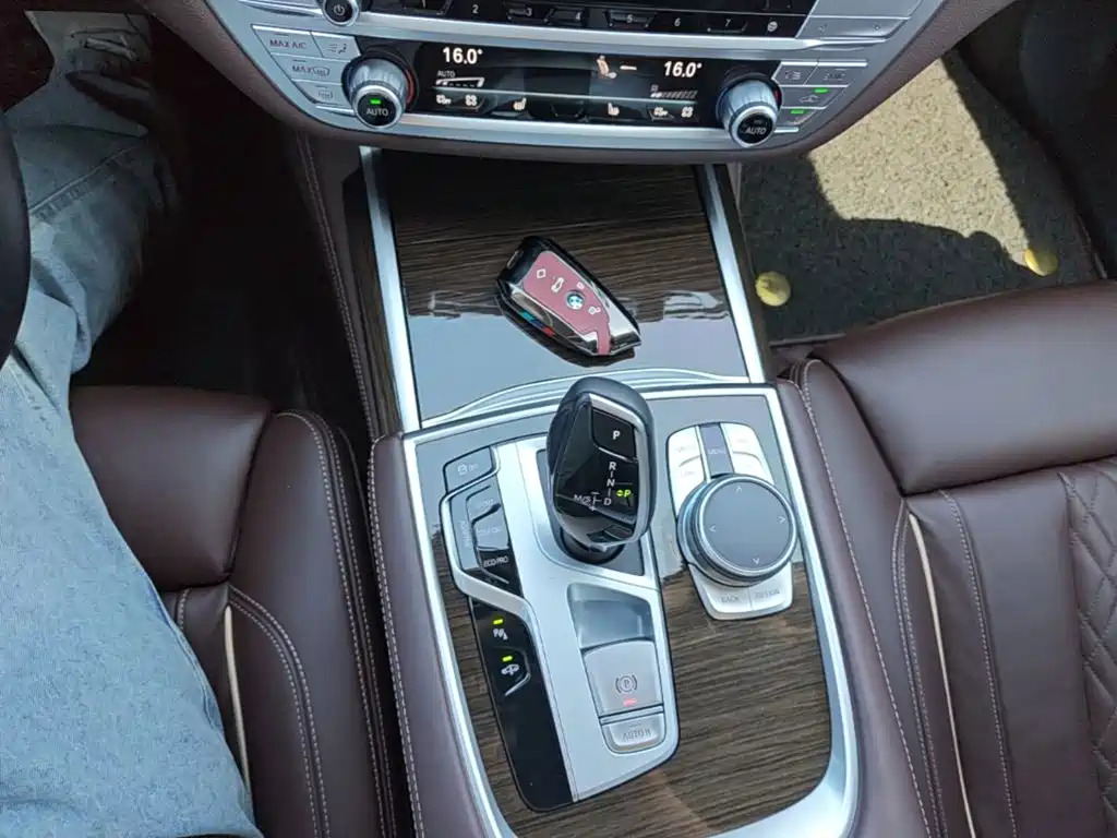 BMW 7 Series — фото 13