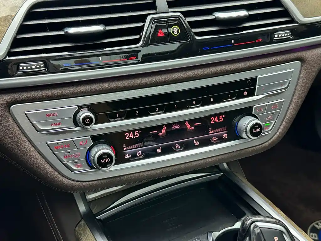 BMW 7 Series — фото 17
