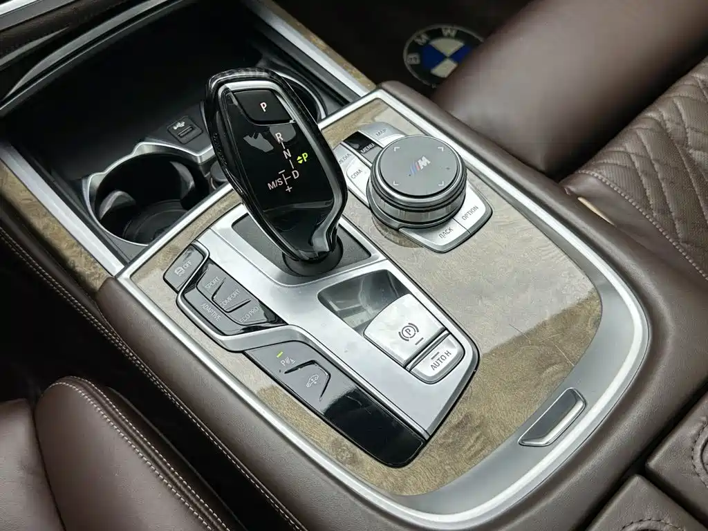 BMW 7 Series — фото 18
