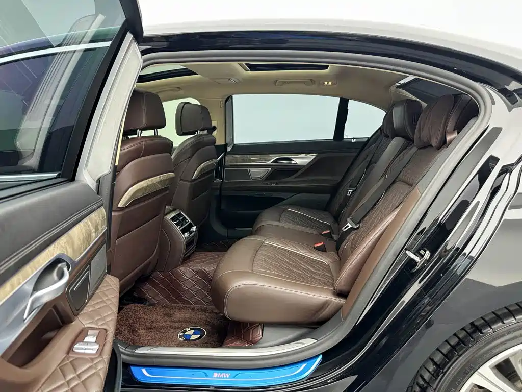 BMW 7 Series — фото 19