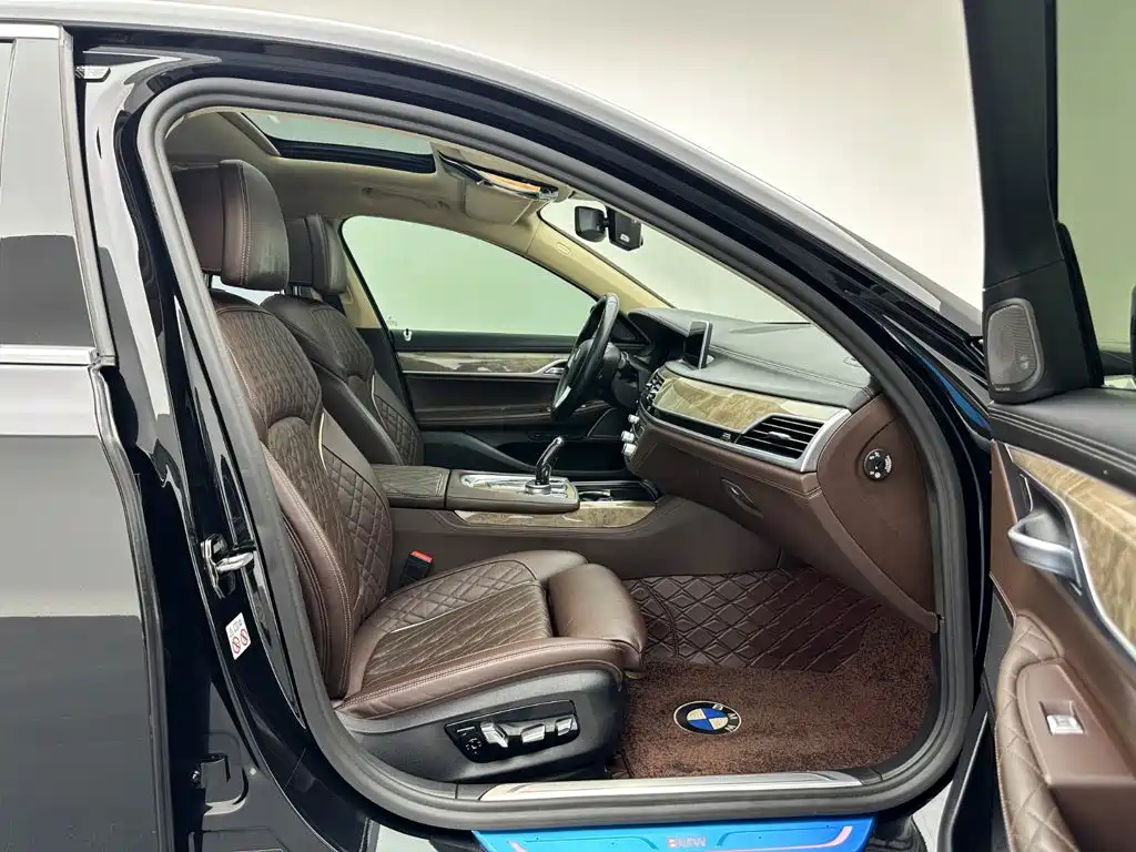 BMW 7 Series — фото 25