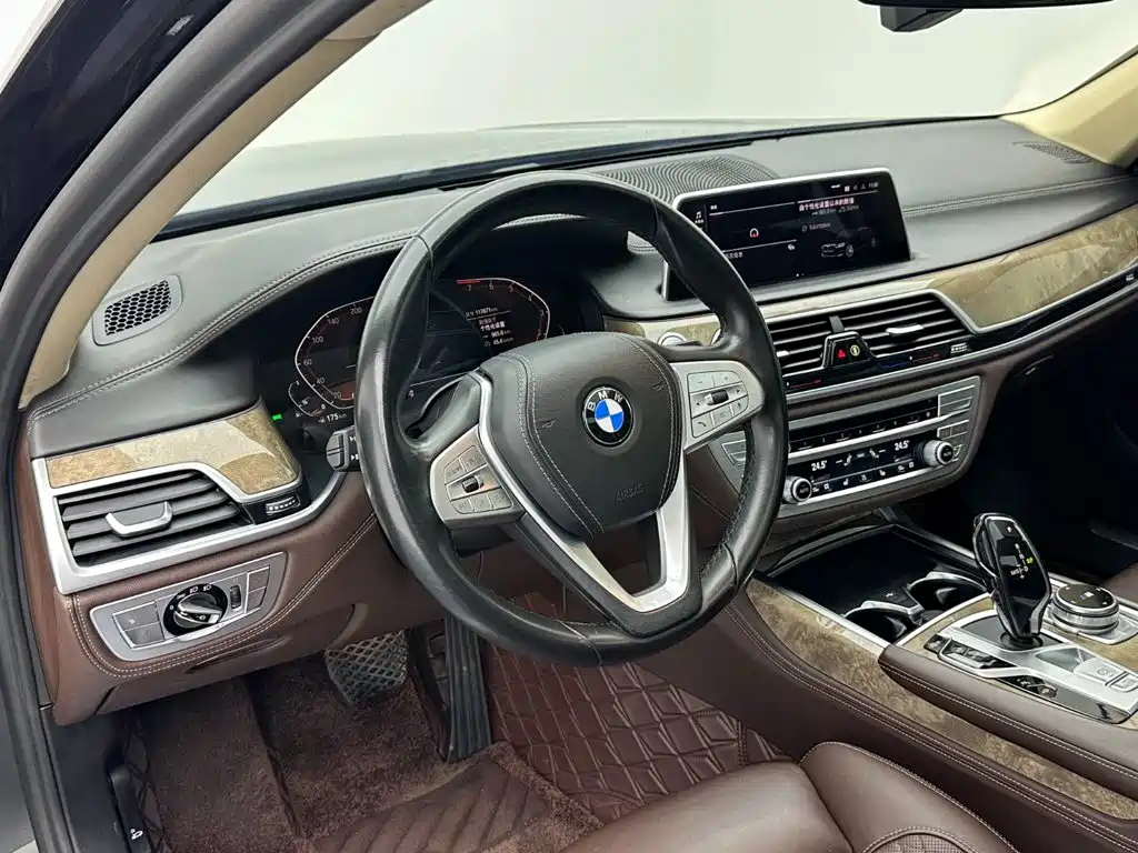 BMW 7 Series — фото 10