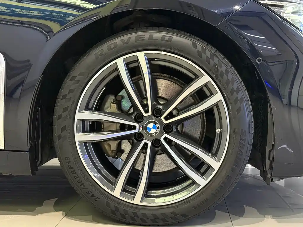 BMW 7 Series — фото 17