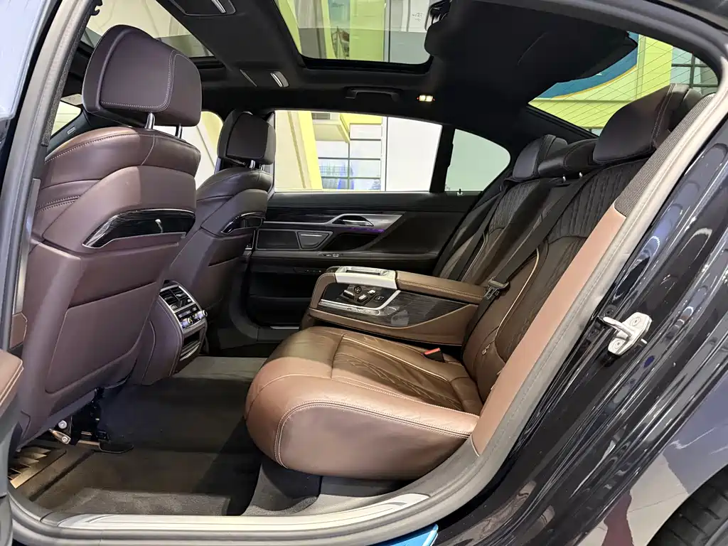 BMW 7 Series — фото 10
