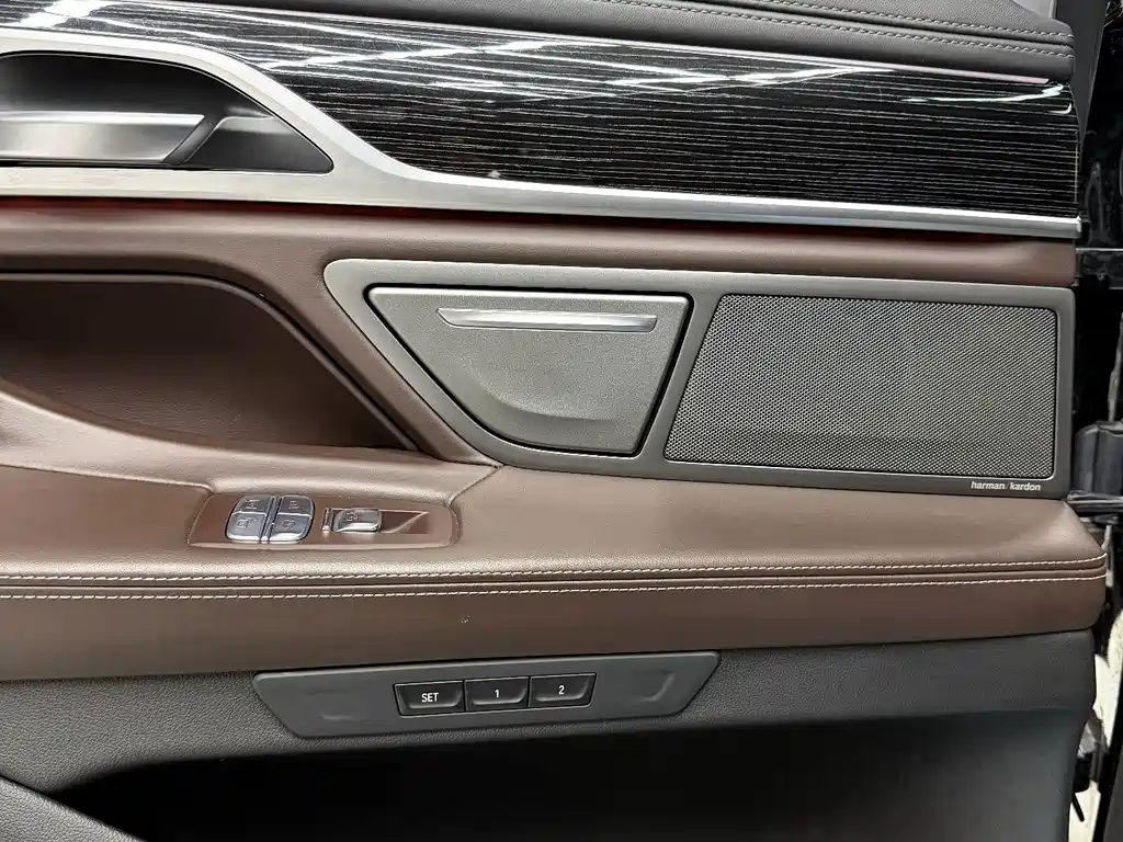BMW 7 Series — фото 14