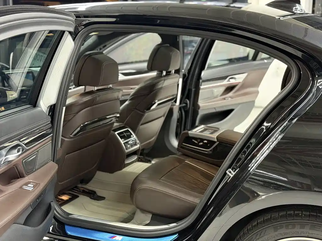 BMW 7 Series — фото 10