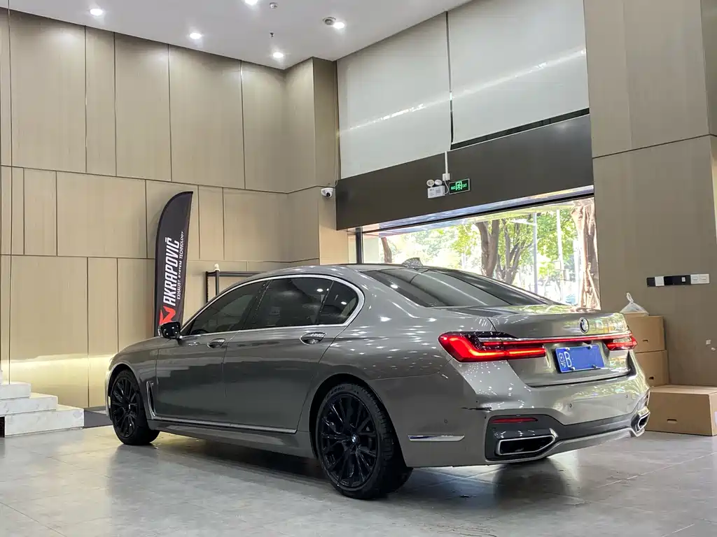 BMW 7 Series — фото 17