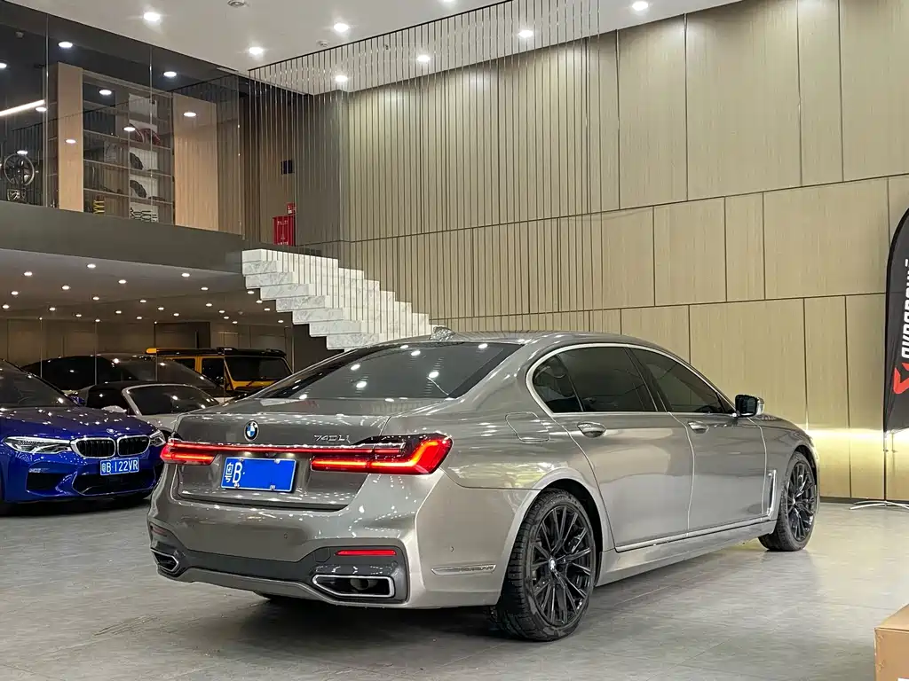 BMW 7 Series — фото 19