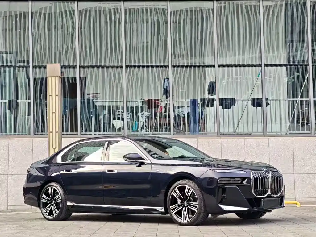BMW i7 — фото 3