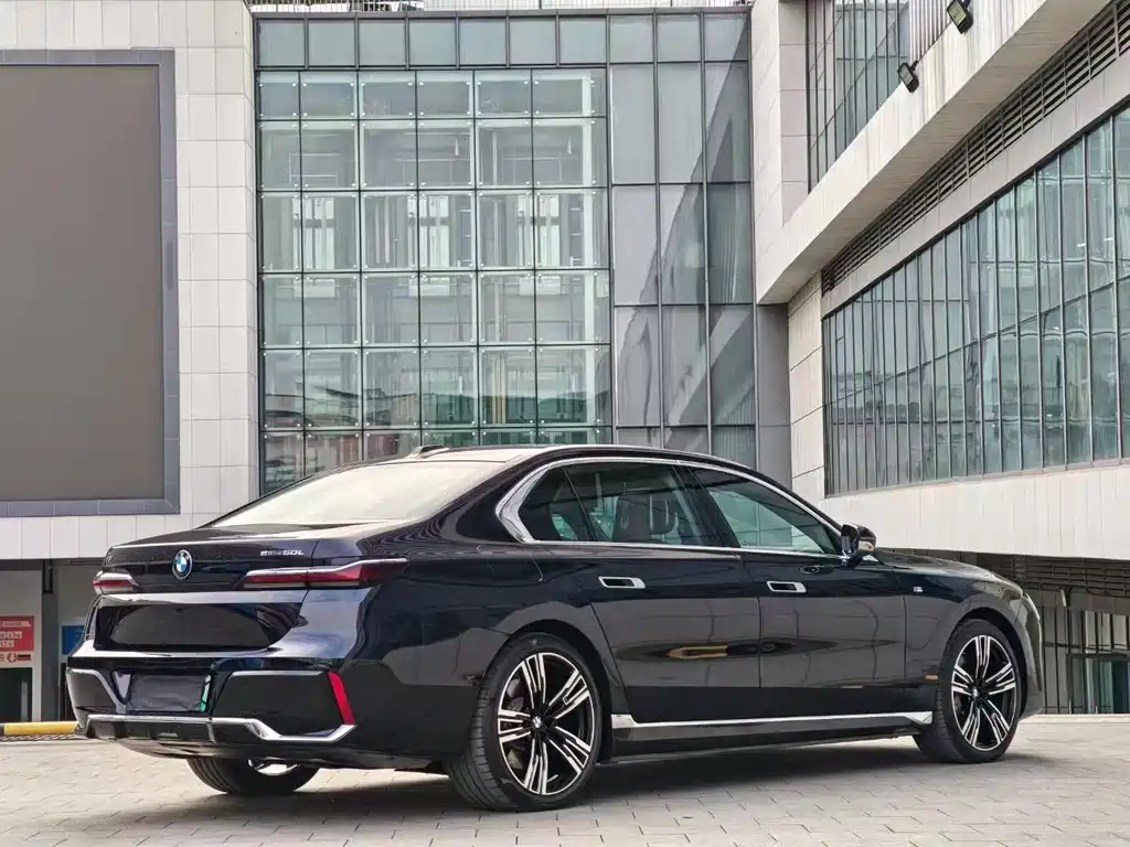 BMW i7 — фото 7