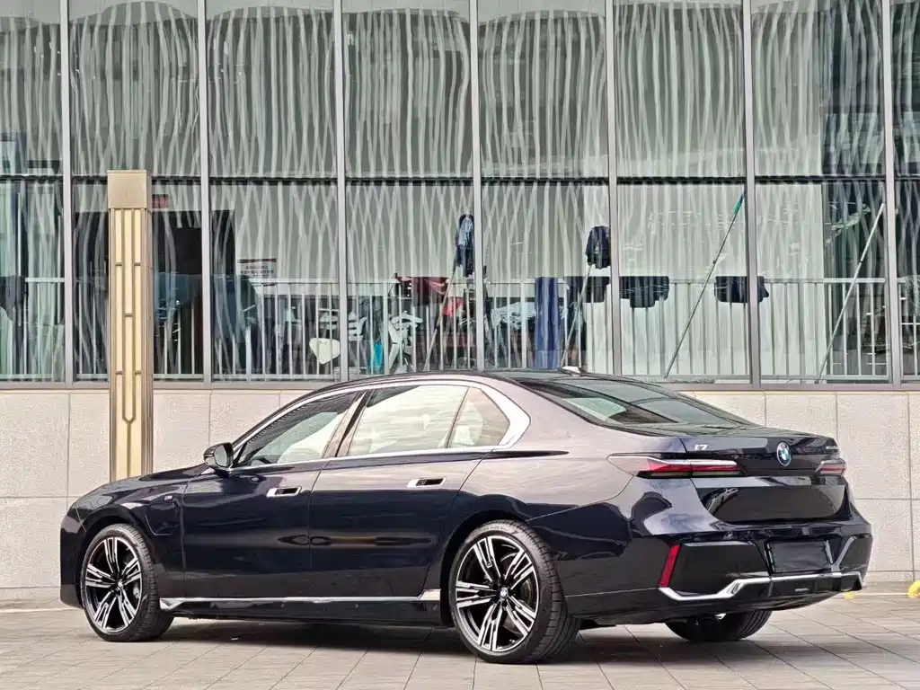 BMW i7 — фото 9