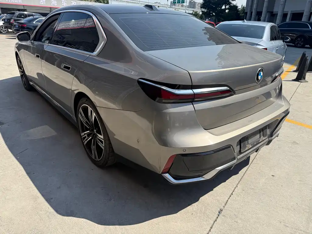 BMW 7 Series — фото 11