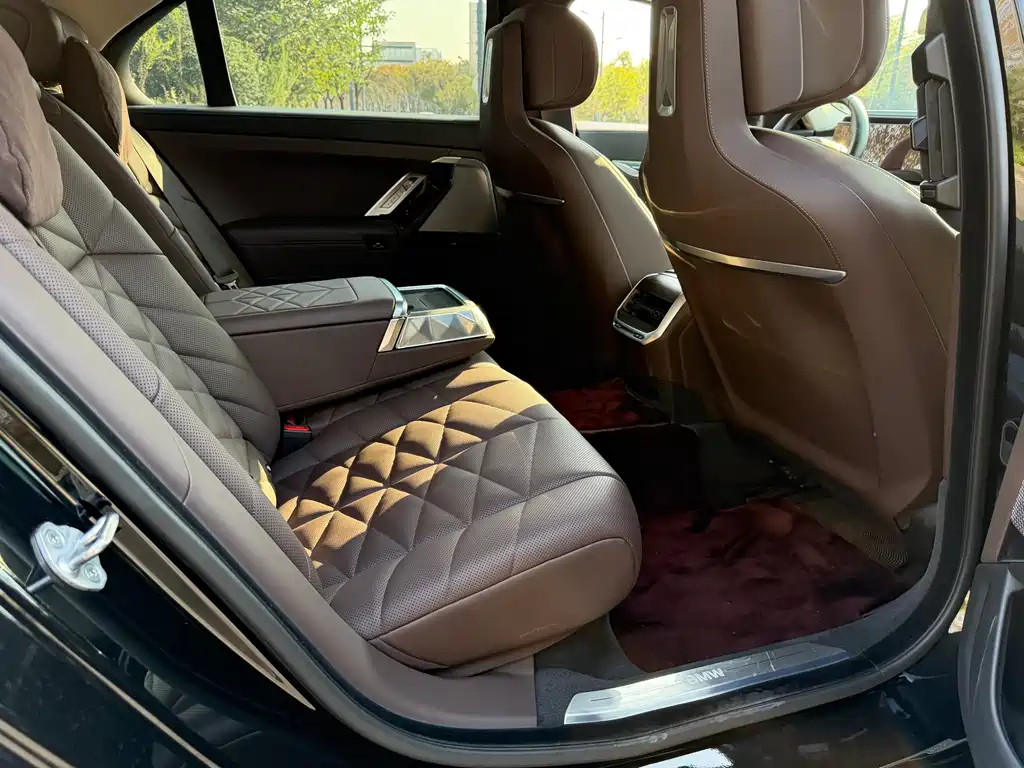 BMW 7 Series — фото 13