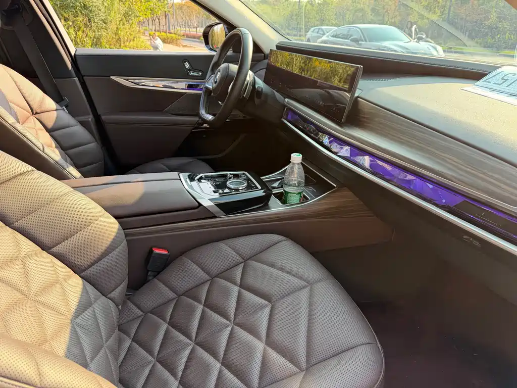 BMW 7 Series — фото 14