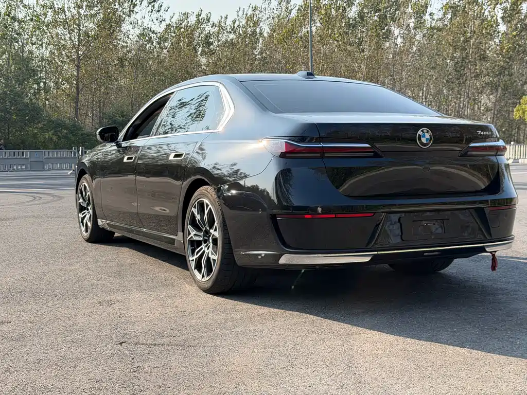 BMW 7 Series — фото 18