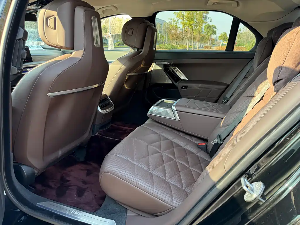 BMW 7 Series — фото 8