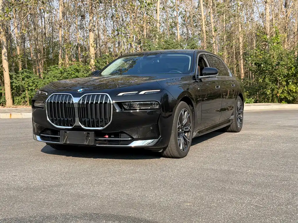 BMW 7 Series — фото 1